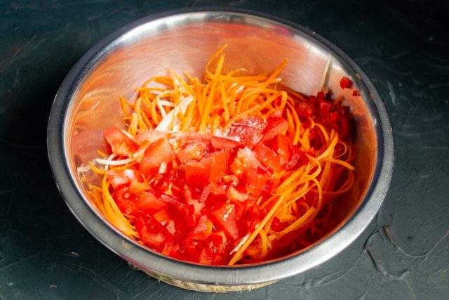 Смешиваем морковь и сельдерей, добавляем помидоры, чили, чеснок и соль, растираем овощи