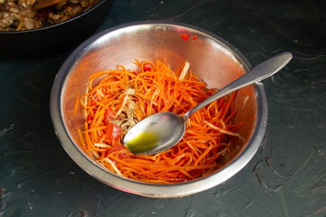 Добавляем приправу для корейской моркови и оливковое масло