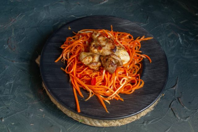 Выкладываем на тарелку овощи и курицу Выкладываем на тарелку овощи и курицу