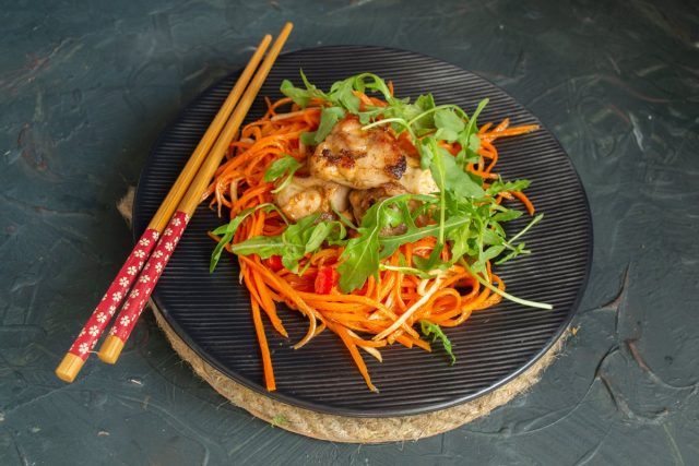 Тёплый салат с курицей, морковью и сельдереем готов Тёплый салат с курицей, морковью и сельдереем готов