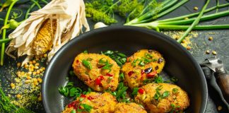 Вегетарианские котлеты с полентой и овощами