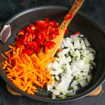 Режем перец маленькими кубиками, добавляем к луку и моркови