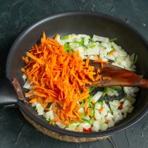 Добавляем морковку к луку, жарим овощи несколько минут
