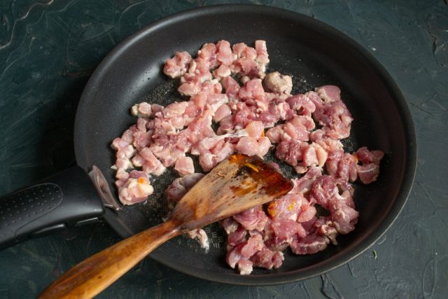 Мясо обжариваем в отдельной сковородке