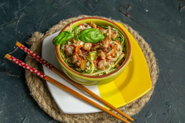 Вкусный салат с мясом свинины без майонеза готов Вкусный салат с мясом свинины без майонеза готов