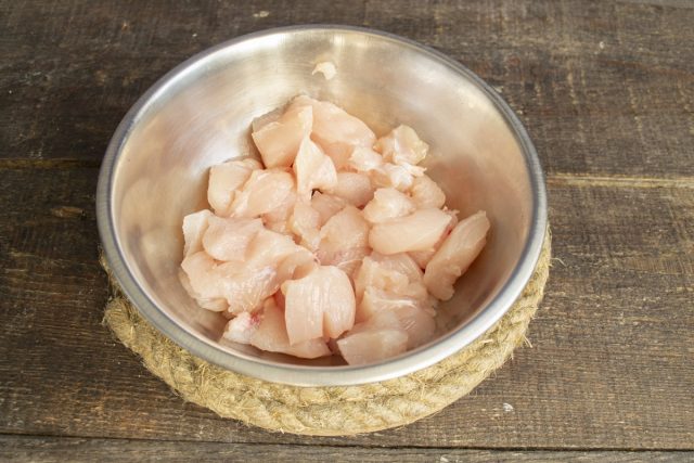 Куриное филе режем кубиками Куриное филе режем кубиками