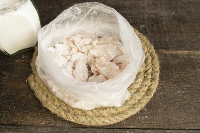Покрываем нарезанную курицу крахмалом Покрываем нарезанную курицу крахмалом