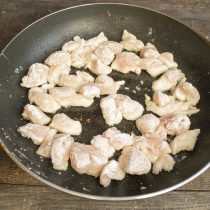 Жарим курицу до золотистой корочки Жарим курицу до золотистой корочки