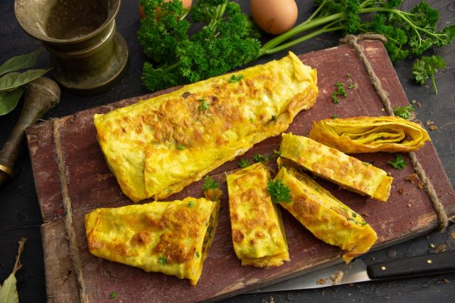 Быстрый рулет из лаваша с фаршем и сыром