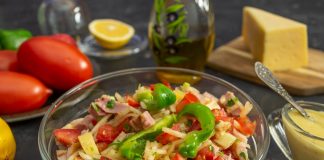 Быстрый салат с ветчиной, помидорами, сыром и домашним лимонным майонезом