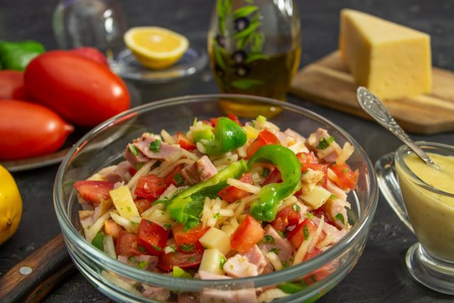 Быстрый салат с ветчиной, помидорами, сыром и лимонным майонезом