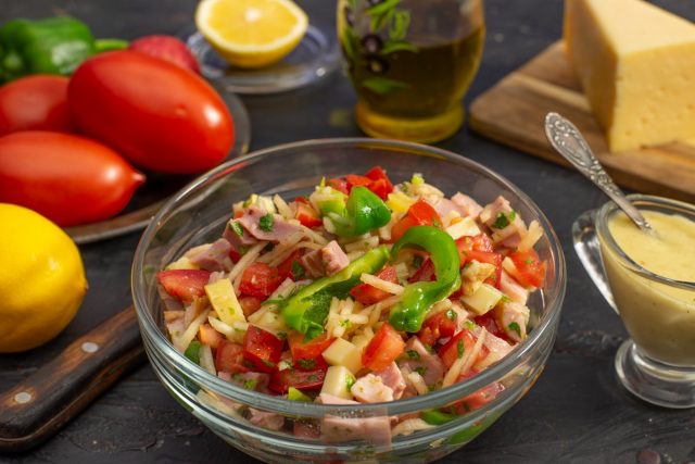 Быстрый салат с ветчиной, помидорами, сыром и домашним лимонным майонезом Быстрый салат с ветчиной, помидорами, сыром и домашним лимонным майонезом