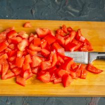 Нарезаем филе помидоров, кладём в салатник