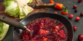 Густой красный борщ с цветной капустой и клюквой
