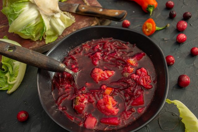 Густой красный борщ с цветной капустой и клюквой Густой красный борщ с цветной капустой и клюквой