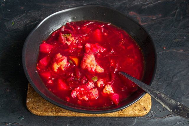 Густой красный борщ с цветной капустой и клюквой готов Густой красный борщ с цветной капустой и клюквой готов