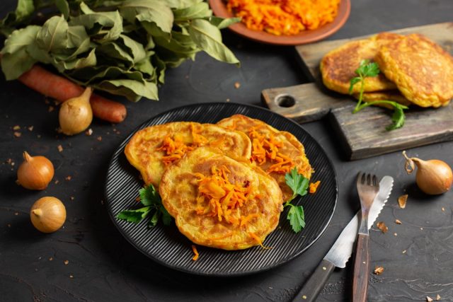 Несладкие панкейки с луком и морковью