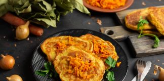 Несладкие панкейки с луком и морковью
