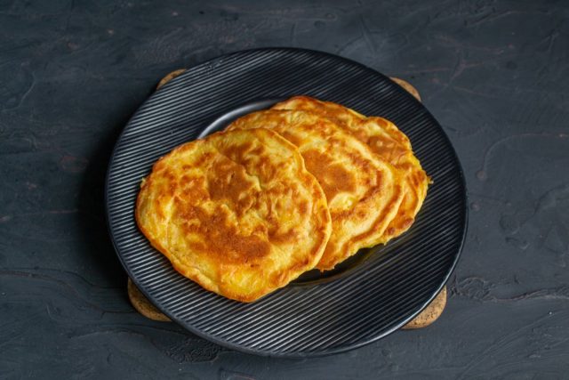 Несладкие панкейки с луком и морковью готовы
