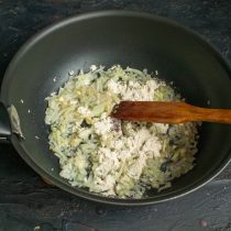 Насыпаем муку и обжариваем с луком Насыпаем муку и обжариваем с луком
