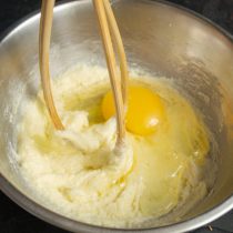 Взбиваем сахар с маслом, добавляем яйцо и еще раз перемешиваем до однородности