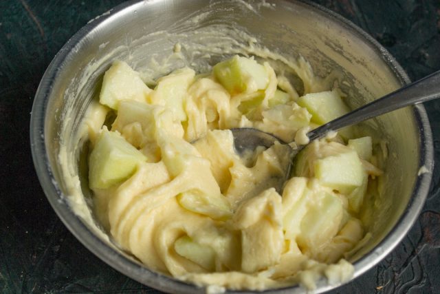 Яблоко добавляем в тесто и тщательно перемешиваем