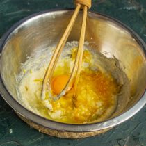 Разбиваем в миску небольшое куриное яйцо