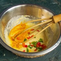 Насыпаем молотую куркуму и порезанные разноцветные цукаты