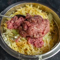 Посыпаем овощи мукой, затем добавляем фарш из говядины Посыпаем овощи мукой, затем добавляем фарш из говядины