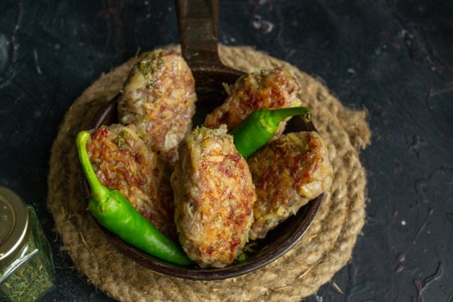 Сочные котлеты из говядины с картошкой готовы Сочные котлеты из говядины с картошкой готовы