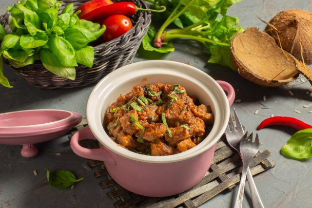 Тхабо, или свинина в кокосовом молоке, с рассыпчатым рисом Тхабо, или свинина в кокосовом молоке, с рассыпчатым рисом