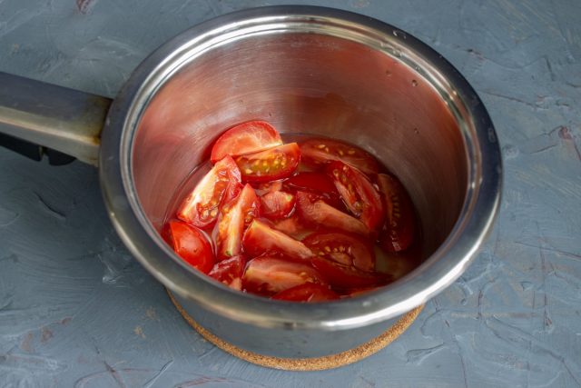 Распариваем томаты на небольшом огне 15 минут