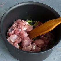 Добавляем мясо, обжариваем на сильном огне 2-3 минуты Добавляем мясо, обжариваем на сильном огне 2-3 минуты