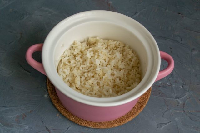 Выкладываем рис в глубокую миску Выкладываем рис в глубокую миску