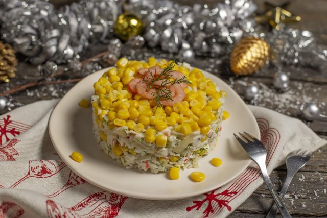 Вегетарианский салат с кальмарами и кукурузой
