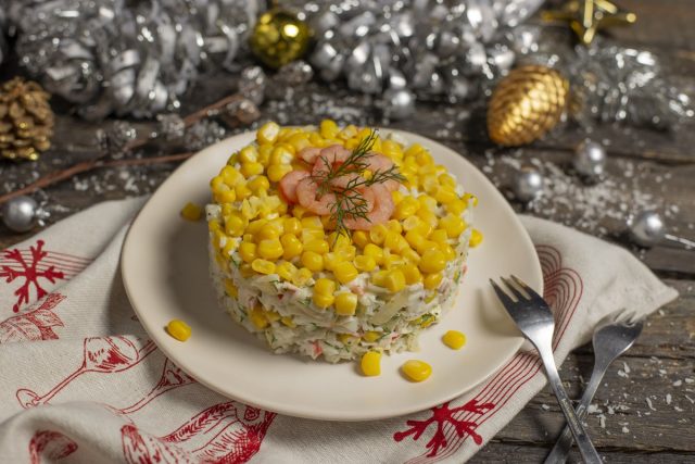 Вегетарианский салат с кальмарами и кукурузой Вегетарианский салат с кальмарами и кукурузой