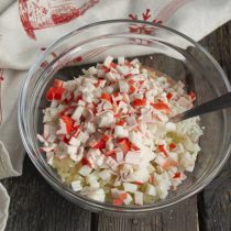 Охлажденные крабовые палочки нарезаем кубками Охлажденные крабовые палочки нарезаем кубками