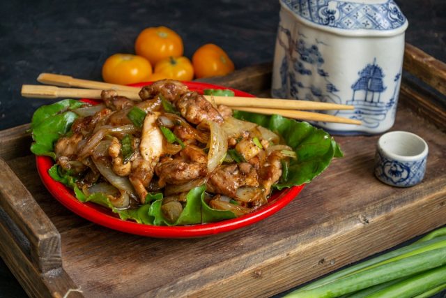 Жареная курица в воке с соевым соусом за 20 минут