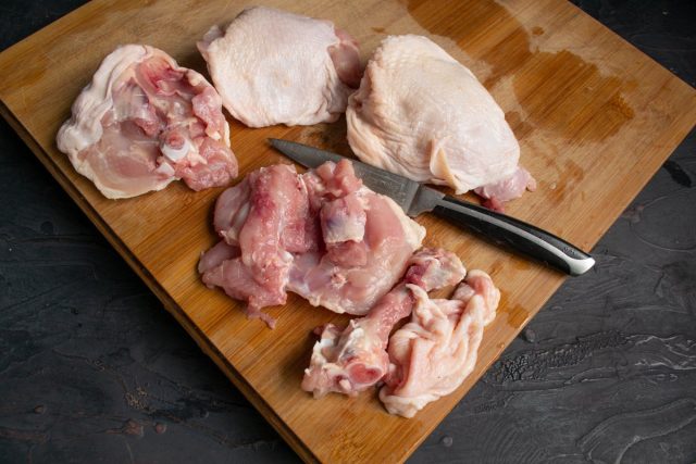 Куриные бёдра освобождаем от кожи, срезаем мясо с костей Куриные бёдра освобождаем от кожи, срезаем мясо с костей