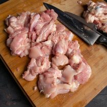 Мякоть куриного бедра нарезаем кусочками Мякоть куриного бедра нарезаем кусочками