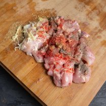 Насыпаем нарезанную курицу приправами Насыпаем нарезанную курицу приправами