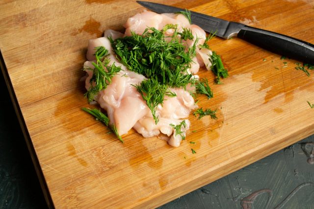 Филе куриной грудки нарезаем кубиками, добавляем укроп Филе куриной грудки нарезаем кубиками, добавляем укроп