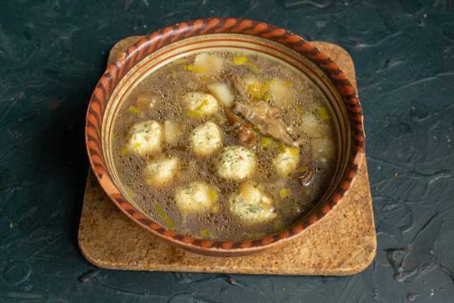 Густой грибной суп из сушеных боровиков с куриными фрикадельками готов