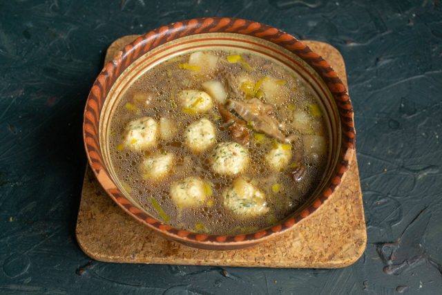 Густой грибной суп из сушеных боровиков с куриными фрикадельками готов Густой грибной суп из сушеных боровиков с куриными фрикадельками готов