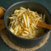 Режем репу кубиками, кладём к обжаренному луку Режем репу кубиками, кладём к обжаренному луку