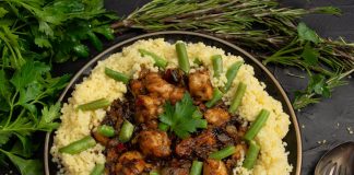 Куриная грудка с кускусом и сухофруктами — блюдо за 30 минут