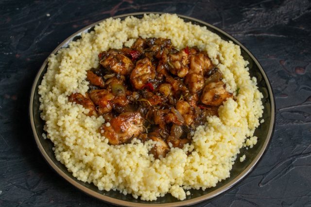 Выкладываем горкой курицу с соусом, вокруг кускус Выкладываем горкой курицу с соусом, вокруг кускус