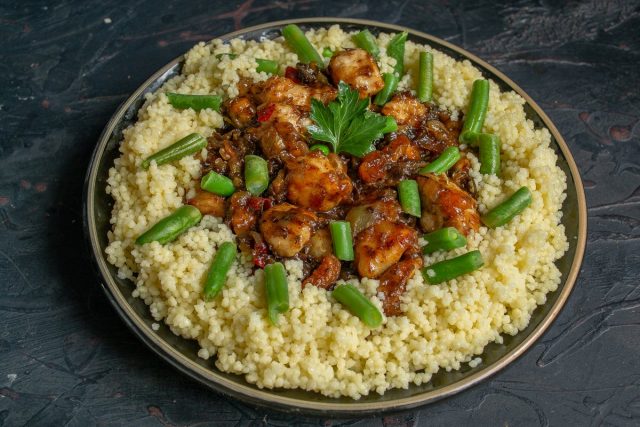 Куриная грудка с кускусом и сухофруктами готова Куриная грудка с кускусом и сухофруктами готова