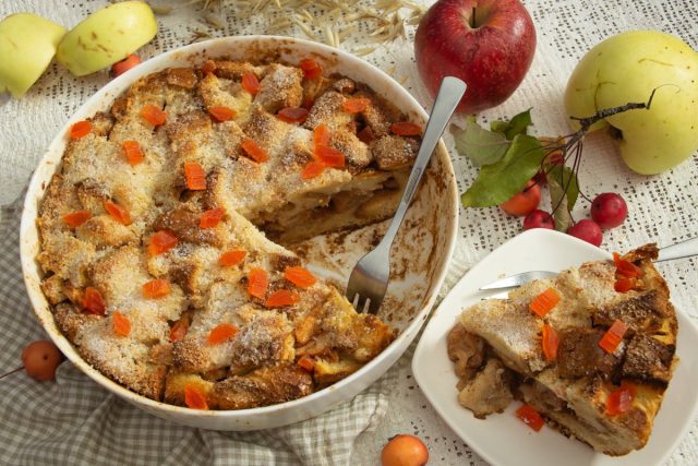 Ленивая шарлотка с яблоками из батона Ленивая шарлотка с яблоками из батона