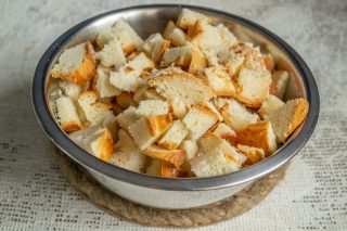 Нарезанный батон поливаем примерно молоком и оставляем размокать Нарезанный батон поливаем примерно молоком и оставляем размокать